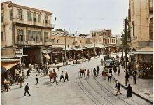 محلة السنجقدار من الشمال الى الجنوب في بداية العقد الرابع من القرن العشرين ، و يبدو انعطاف الطريق و سكة خطوط الحافلات الكهربائية الترامواي بشكل زاوية قائمة باتجاه سوق الحميدية و باب النصر سابقاً .