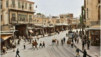 محلة السنجقدار من الشمال الى الجنوب في بداية العقد الرابع من القرن العشرين ، و يبدو انعطاف الطريق و سكة خطوط الحافلات الكهربائية الترامواي بشكل زاوية قائمة باتجاه سوق الحميدية و باب النصر سابقاً .